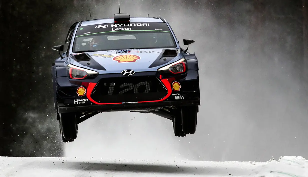 Pebalap Hyundai i20 Coupe WRC asal Belgia, Thierry Neuville, melompati tumpukan salju pada Reli Swedia 2017 di Torsby, Swedia, Jumat (10/2/2017). (EPA/Nikos Mitsouras)