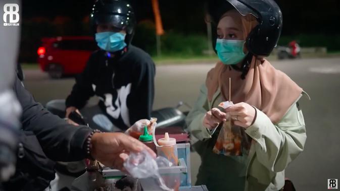 Potret Lesty Kejora dan Rizky Billar Kencan Naik Motor. (Sumber: YouTube/Rizky Billar)