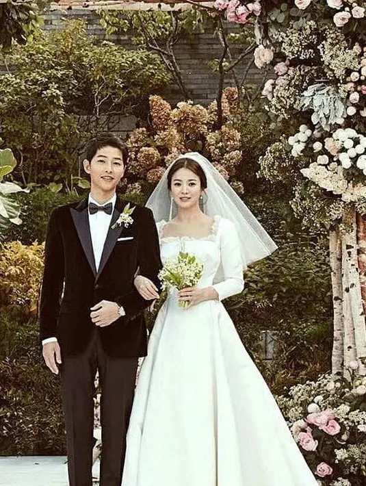 Song Hye Kyo memilih mengenakan gaun squre neck putih dari Dior, cantik dengan veilnya. [@kyo1122]