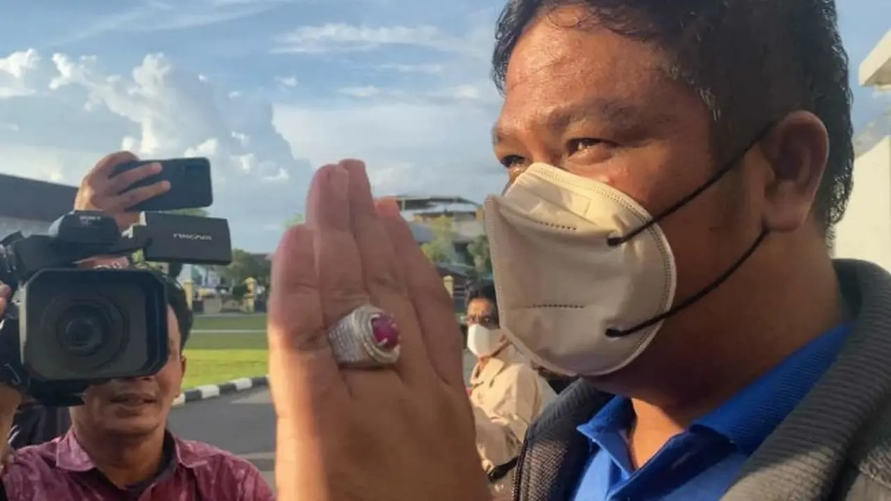 Bupati Kuansing Andi Putra usai diperiksa penyidik KPK di Polda Riau untuk dibawa ke Jakarta.