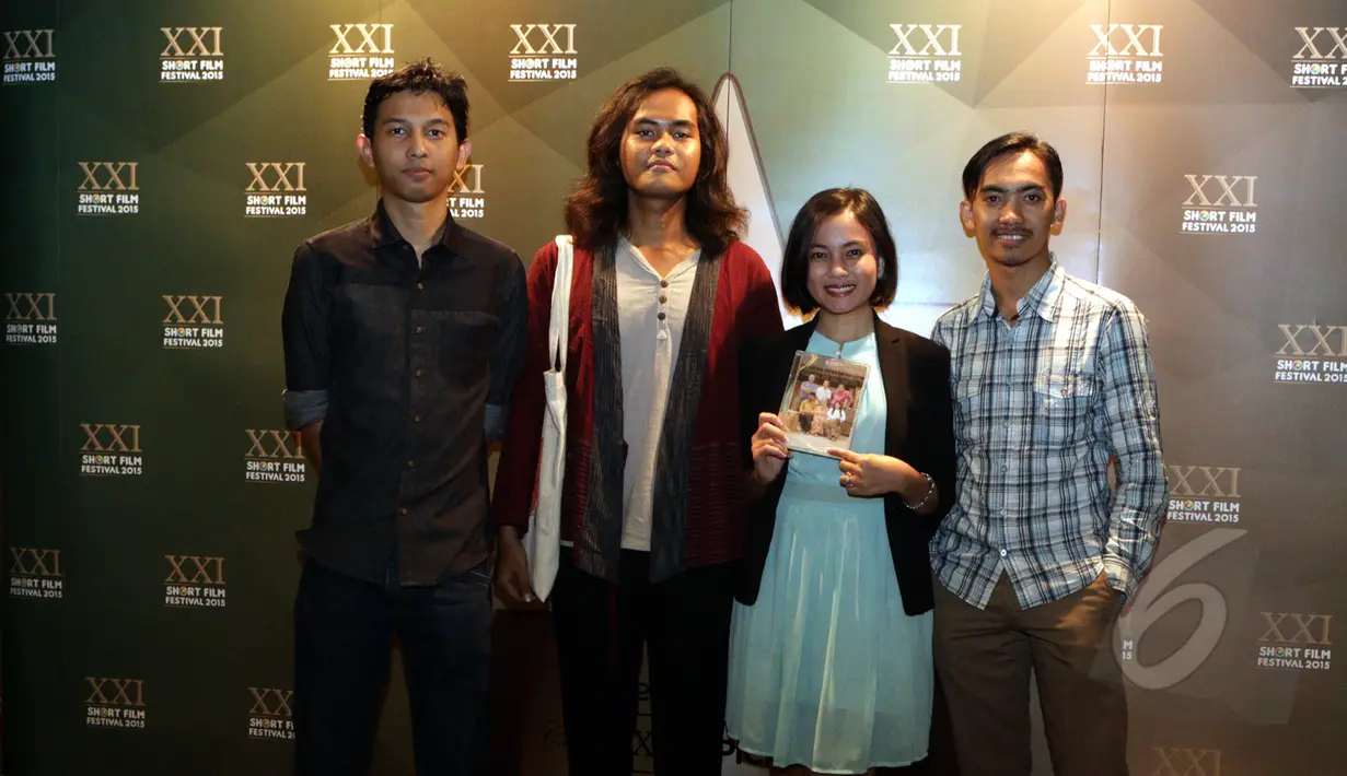 Senyum bahagia Para finalis XXI Short Film Festival 2015 saat menghadiri Opening ceremony di Epicentrum XXI, Kuningan, Jakarta, Kamis (19/3/2015). Jumlah pendaftar film pendek naik 50% dari perhelatan sebelumnya (Liputan6.com/Panji Diksana)