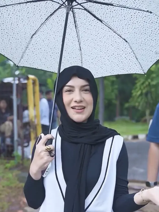 Irish Bella jadi host dan syuting sinetron (Instagram/_irishbella_)