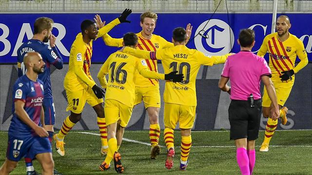 Foto Liga Spanyol: Frenkie de Jong Cetak Gol, Barcelona Susah Payah Taklukkan Huesca