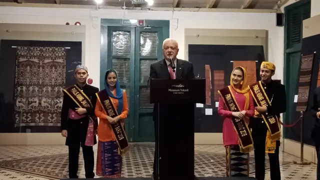 Warga Australia Gelar Pameran Tekstil Kuno Indonesia di Jakarta