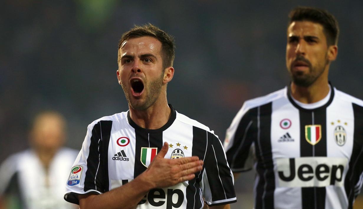 Miralem Pjanic mencetak gol ketiga Juventus pada menit ke-90+2 ke gawang Torino dalam laga pekan ke-16 Serie A 2016-2017 di Stadion Olimpico Grande Torino, Minggu (11/12/2016). (AFP/Marco Bertorello)