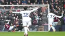 Gelandang Tottenham Hotspur, James Maddison (tengah) mencetak gol pertama timnya ke gawang Aston Villa pada laga pekan ke-28 Premier League 2023/2024 di Villa Park, Birmingham, Minggu (10/3/2024). (AFP/Darren Staples)