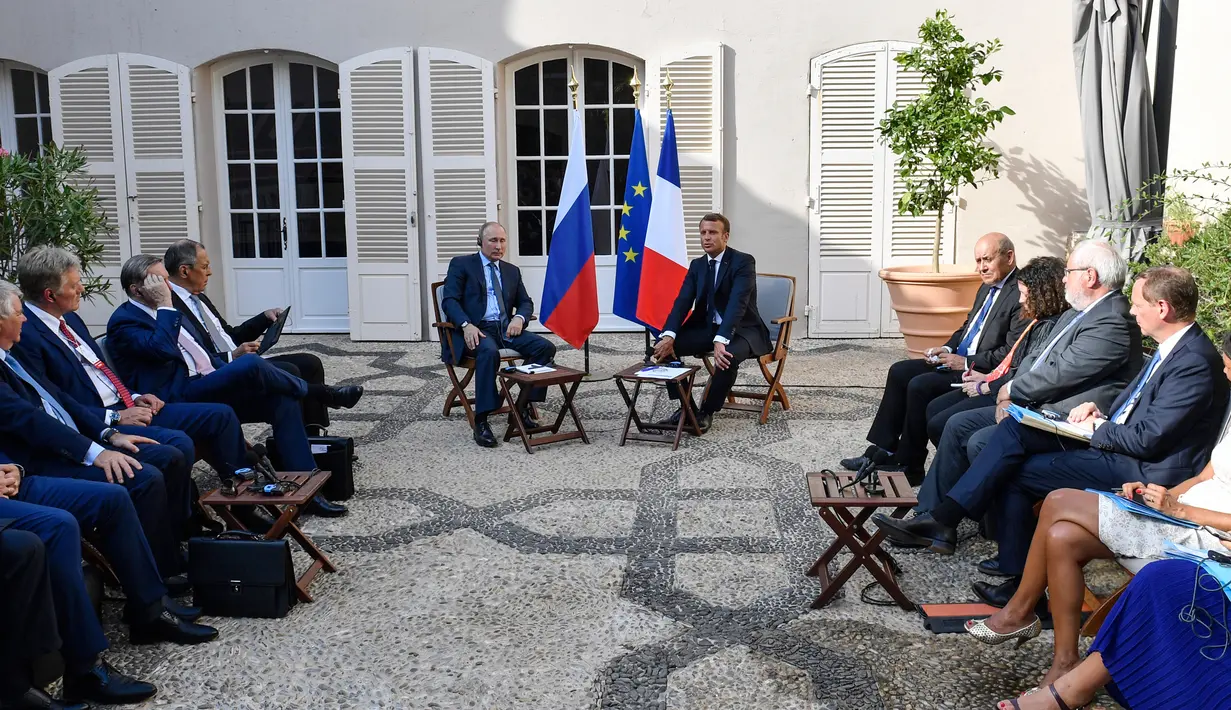 Presiden Prancis Emmanuel Macron (kanan) dan Presiden Rusia Vladimir Putin (kiri) menghadiri konferensi pers di Benteng Bregancon, Bormes-les-Mimosas, Prancis, Senin (19/8/2019). Macron dan Putin akan membahas krisis Ukraina, Iran, dan Suriah. (Gerard Julien, Pool via AP)