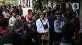 Ratusan warga menunggu panggilan untuk menyerahkan surat lamaran sebagai petugas Penanganan Prasarana dan Sarana Umum (PPSU) di halaman Loket Penerimaan Surat dan Barang, Balai Kota Jakarta, Selasa (22/4/2025). (Liputan6.com/Angga Yuniar)