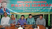 Ketua Umum Partai Islam Damai Aman (Idaman) Rhoma Irama (tengah) memberikan keterangan pers terkait deklarasi Partai Idaman, Jakarta, Senin (14/10/2015). Partai Idaman akan dideklarasikan pada 1 Muharram (14 Oktober 2015). (Liputan6.com/Johan Tallo)