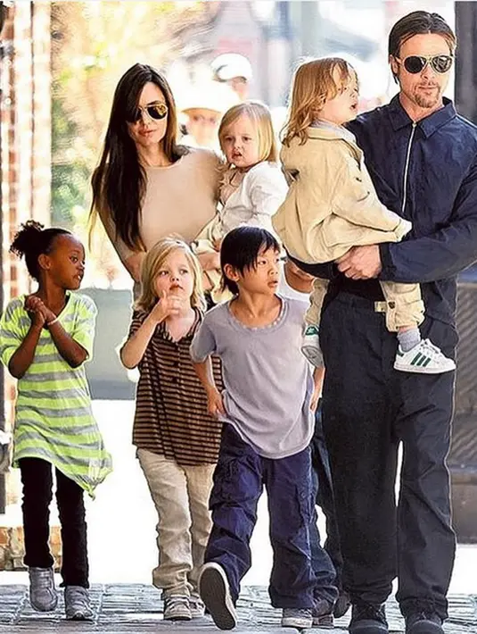 Pasangan yang biasa disebut dengan Brangelina alias Brand Pitt dan Angelina itu memiliki enam orang anak. Tiga anak kandung dan tiga yang lain anak angkat. (Instagram/angelinajolieofficial)