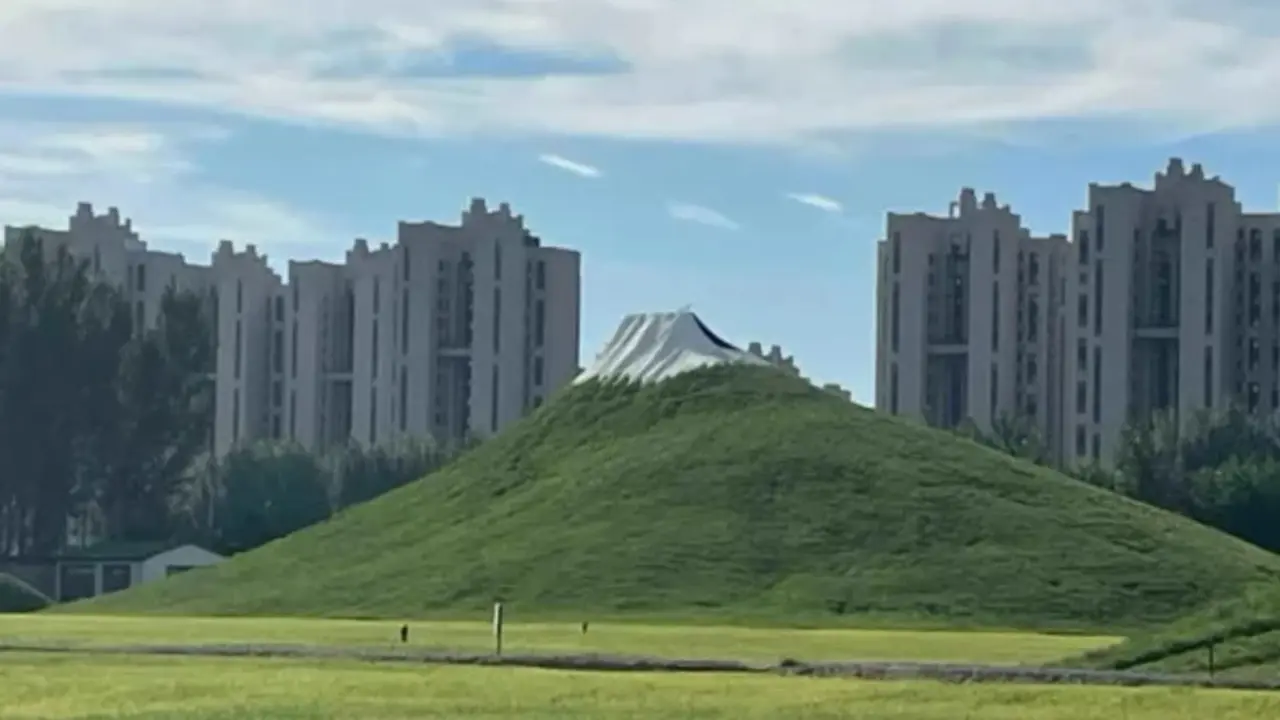 Gunung Fuji Palsu di China dengan Puncak Dicat Putih Menipu Turis, Jadi Sorotan