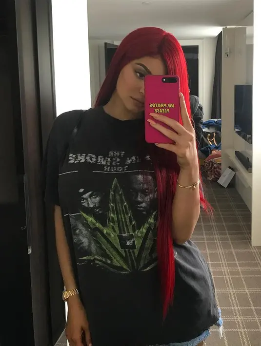 Kylie Jenner pun tampak percaya diri dengan rambut panjangnya yang berwarna merah. (instagram/kyliejenner)