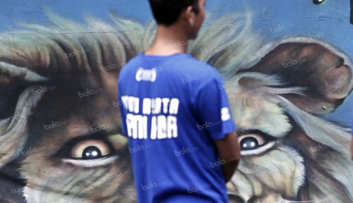 Aremania berfoto di depan kantor PSSI sebelum mendukung timnya berlaga pada final Torabika Bhayangkara Cup 2016 di Stadion Utama Gelora Bung Karno, Jakarta, Minggu (3/4/2016). (Bola.com/Nicklas Hanoatubun)