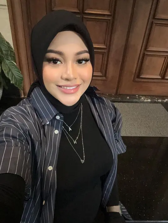 Aurelie Hermansyah tak jarang tampil ala cewek mamba dengan outfit serba hitam. Kali ini dengan eye makeup yang bold, dipadu dengan nuansa makeup keseluruhan natural dan lipstik berwarna nude. Foto: Instagram.