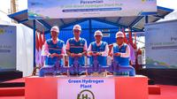 Direktur Jenderal Energi Baru Terbarukkan dan Konservasi Energi (Dirjen EBTKE) Yudo Dwinanda Priaadi dan Direktur Utama PLN Darmawan Prasojo meresmikan beroperasinya 21 Pembangkit Hidrogen Hijau, Senin (20/11/2023). (Dok Kementerian ESDM)