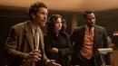 (kiri ke kanan) Christian Bale, Margot Robbie, dan John David Washington dalam sebuah adegan dari film 'Amsterdam'. Christian Bale, Margot Robbie, dan John David Washington harus mencari tahu pelaku yang sebenarnya untuk membuktikan bahwa mereka sebetulnya tidak bersalah. (Merie Weismiller Wallace/20th Century Studios via AP)