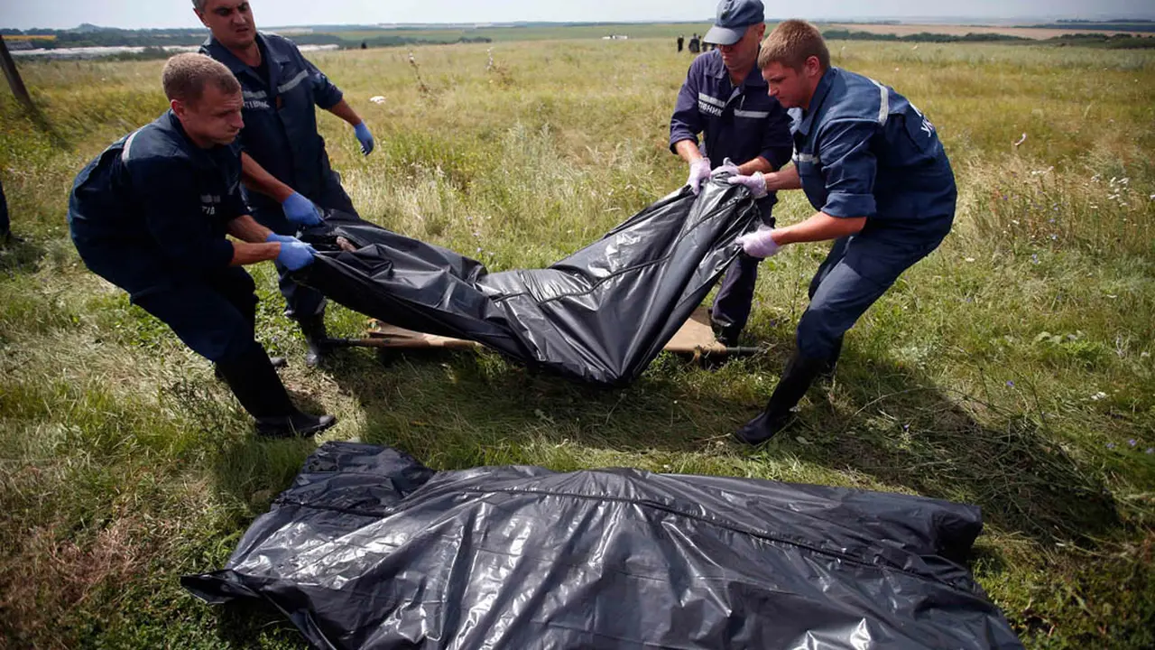 Proses Evakuasi Jenazah Korban Pesawat MH 17 