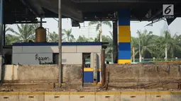 Kondisi Gerbang Pejompongan tol dalam kota yang rusak akibat dibakar massa di Jakarta, Rabu (25/9/2019). Terbakarnya gerbang tol tersebut saat unjuk rasa yang menolak UU KPK dan RUU KUHP di depan gedung DPR Senayan berujung ricuh. (Liputan6.com/Immanuel Antonius)