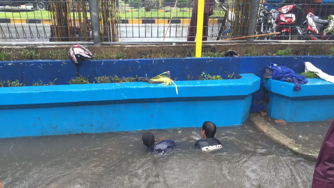 Hujan Deras Guyur Makassar, Satgas Banjir Berenang di Selokan