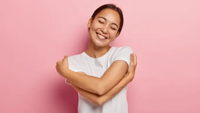 memeluk diri sendiri self love