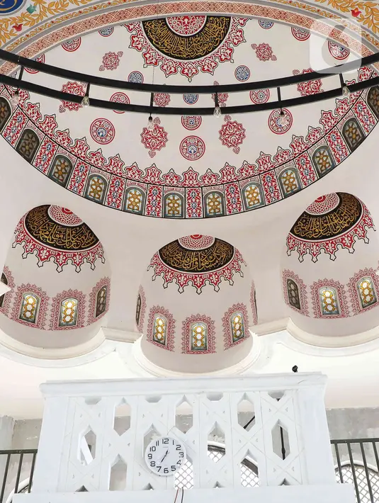 Terdapat kubah megah berukuran sangat besar yang menjadi titik tengah di masjid ini dengan kaligrafi tulisan Arab. (Liputan6.com/Herman Zakharia)