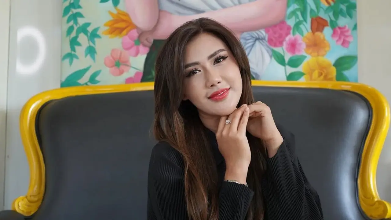 Rey Utami lepas hijab di unggahan terbarunya (Foto: Instagram/@reyutami)