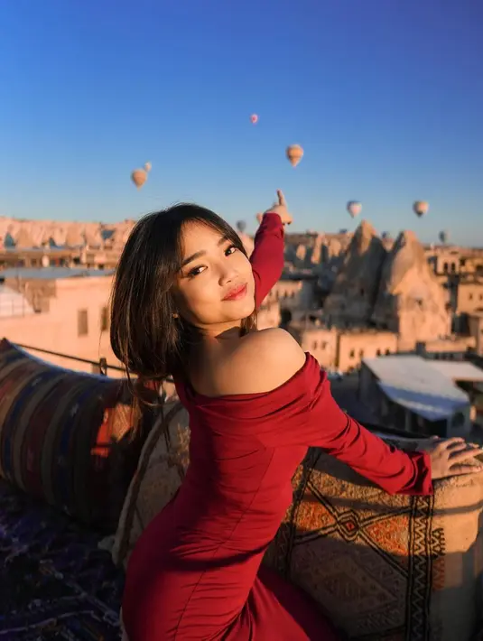 Ia kemudian menyempurnakan penampilannya dengan makeup minimalis dengan lipstik merah koral yang on point. [@fuji_an]