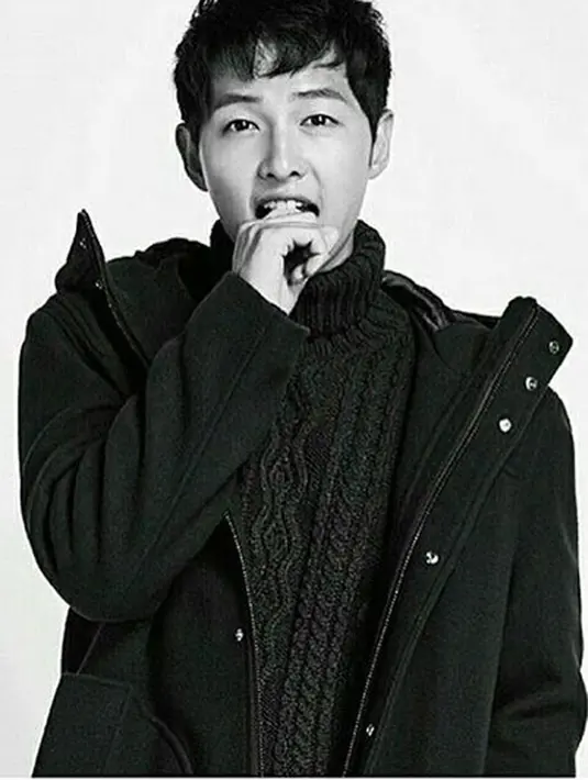 “Semuanya sudah menikah, kecuali aku. Mereka yang sudah punya anak pun pasti mengubah pola pikir unuk kehidupan selanjutnya,” tambah Song Joong Ki. (Instagram/songjoongkionly)