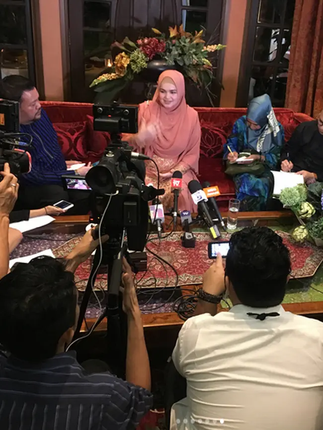 Kabar bahagia dari penyanyi Malaysia Siti Nurhaliza. Istri dari Datuk Seri Khalid itu kini mengandung  buah cintanya. Kehadiran calon anak pertamanya ini di nantikan Siti dan suami sejak 11 tahun lamanya. (Instagram/ctdk)