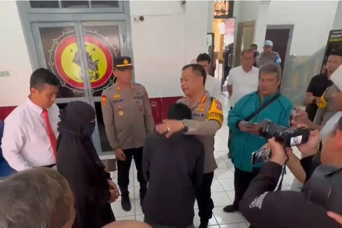 Kapolrestabes Surabaya Kombes Lutfhie Sulistyawan memeluk pelaku DP didampingi Kapolsek Bubutan AKP  Vonny Farizky usai melakukan pendekatan Restoratave Justice di Polsek Bubutan, Kamis (16/01/25) (Foto Dok Polsek Bubutan)