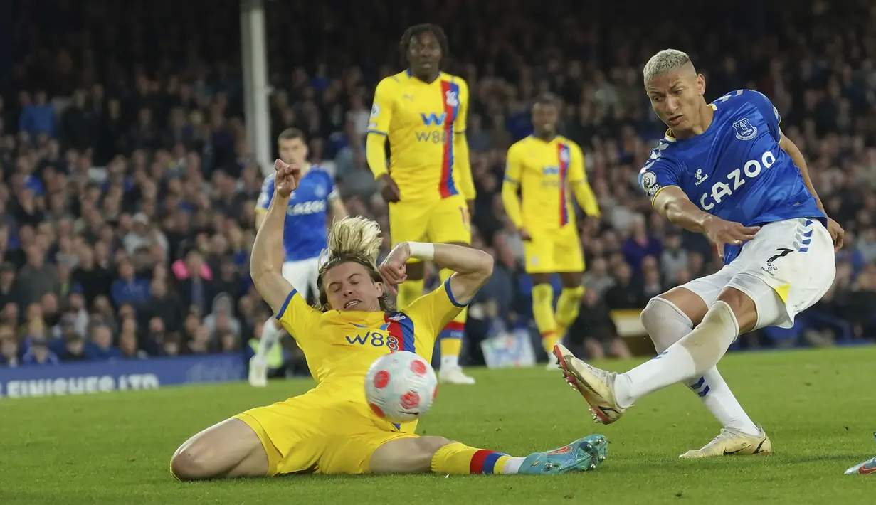 <p>Penyerang Everton Richarlison mencetak gol ke gawang Crystal Palace pada laga tunda pekan ke-33 Liga Inggris di Goodison Park, Jumat (20/5/2022) dini hari WIB. Everton dipastikan selamat dari zona degradasi usai menang dramatis 3-2 atas Crystal Palace. (AP Photo/Jon Super)</p>