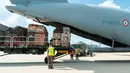 Tentara memuat pesawat kargo dengan bantuan bencana untuk Libya di Pangkalan Militer Istres, Prancis, Rabu (13/9/2023). Seorang pejabat kesehatan Libya mengatakan jumlah korban tewas telah mencapai lebih dari 5.100 orang dan diperkirakan akan terus bertambah. (État-Major des Armees via AP)