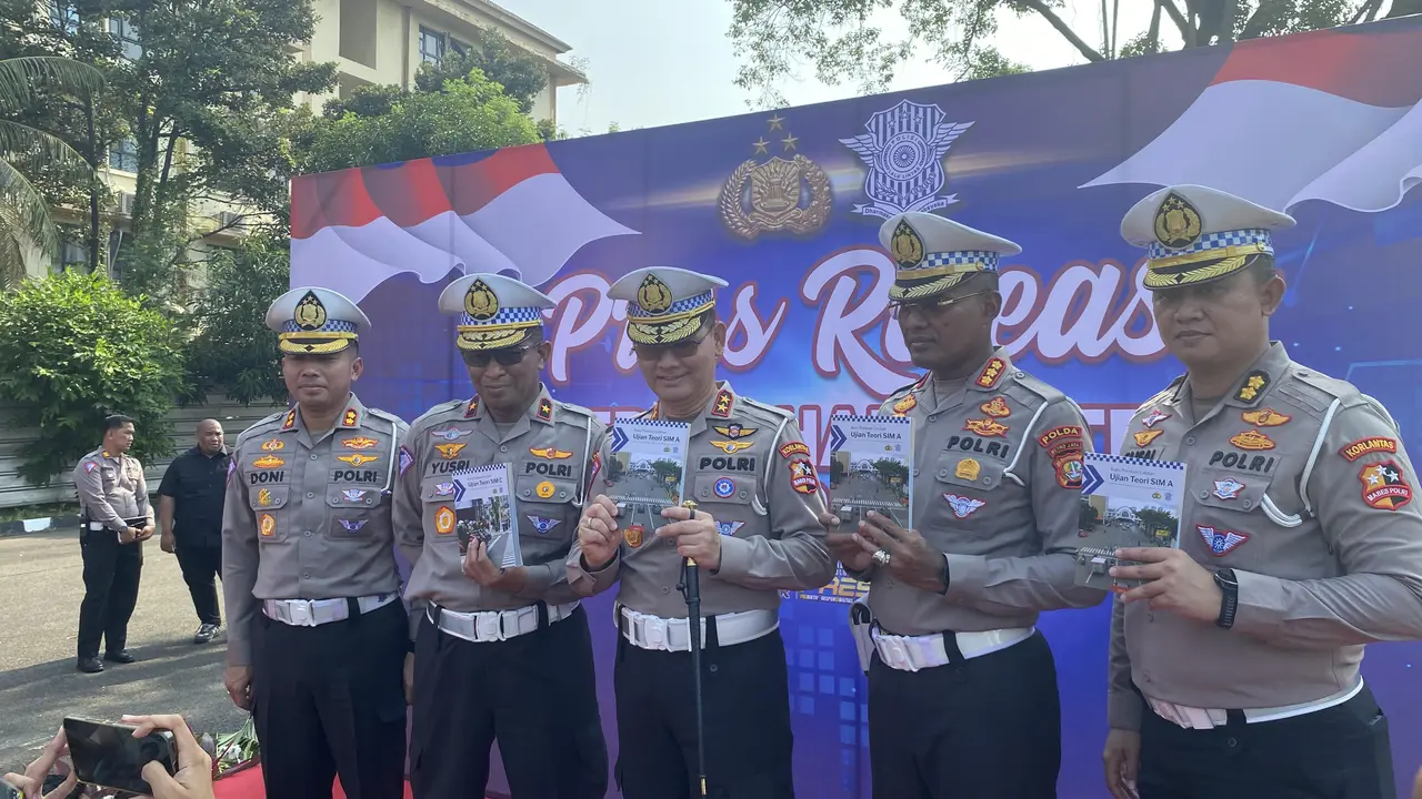 Korlantas Polri meluncurkan meluncurkan buku panduan SIM A dan SIM C.
