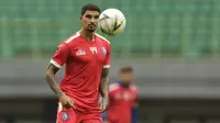 Pemain Arema FC, Arthur Cunha, mengontrol bola saat latihan di Stadion Patriot, Bekasi, Jumat (29/3). Latihan ini persiapan jelang perempat final Piala Presiden 2019 melawan Bhayangkara FC. (Bola.com/Vitalis Yogi Trisna)