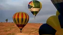 Sejumlah balon udara terbang dalam festival internasional Sagrantino di kawasan Umbria, Italia, 22 Juli 2018. Puluhan balon udara saling berkompetisi menghadapi tantangan dalam festival yang memperebutkan piala perak tersebut. (AFP PHOTO/TIZIANA FABI)