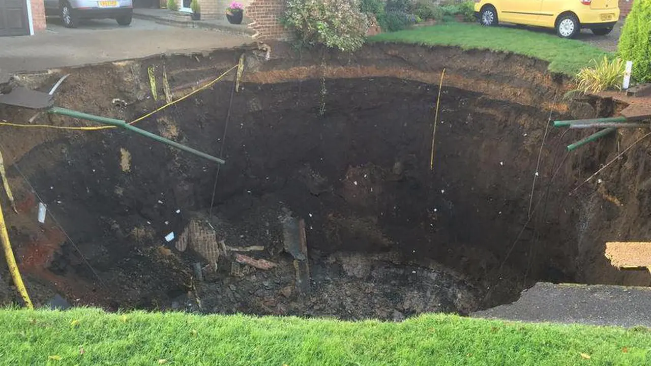 Sinkhole Raksasa Menganga di Depan Perumahan Warga Inggris