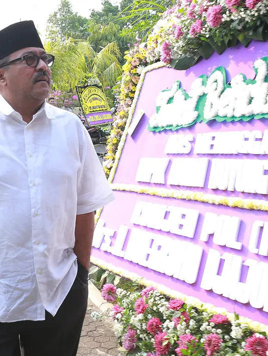 "Beliau saya panggil Ayah, beliau sangat saya kagumi, apalagi soal hukum," ujar Rano Karno yang mengaku sangat kehilangan sosok Adnan Buyung Nasution. (Galih W. Satria/Bintang.com)