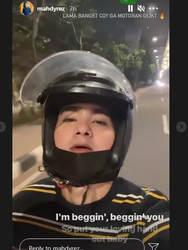 Mahdy Reza memilih bepergian naik motor (Instagram Stories)