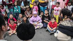 Sejumlah anak antusias mendengarkan dongeng dari Gerakan Para Pendongeng untuk Kemanusiaan (GePPuK) di Bundaran HI, Jakarta, Minggu (5/6). Aksi ini agar anak bisa menghindari kemungkinan kejahatan seksual terhadap diri mereka. (Liputan6.com/Faizal Fanani)