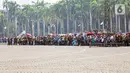 Masyarakat antusias menyaksikan HUT ke-78 TNI di Lapangan Silang Monas. Ada yang datang berkeluarga, ada yang sendirian, ada juga yang berkelompok bersama teman-teman. (Liputan6.com/Faizal Fanani)