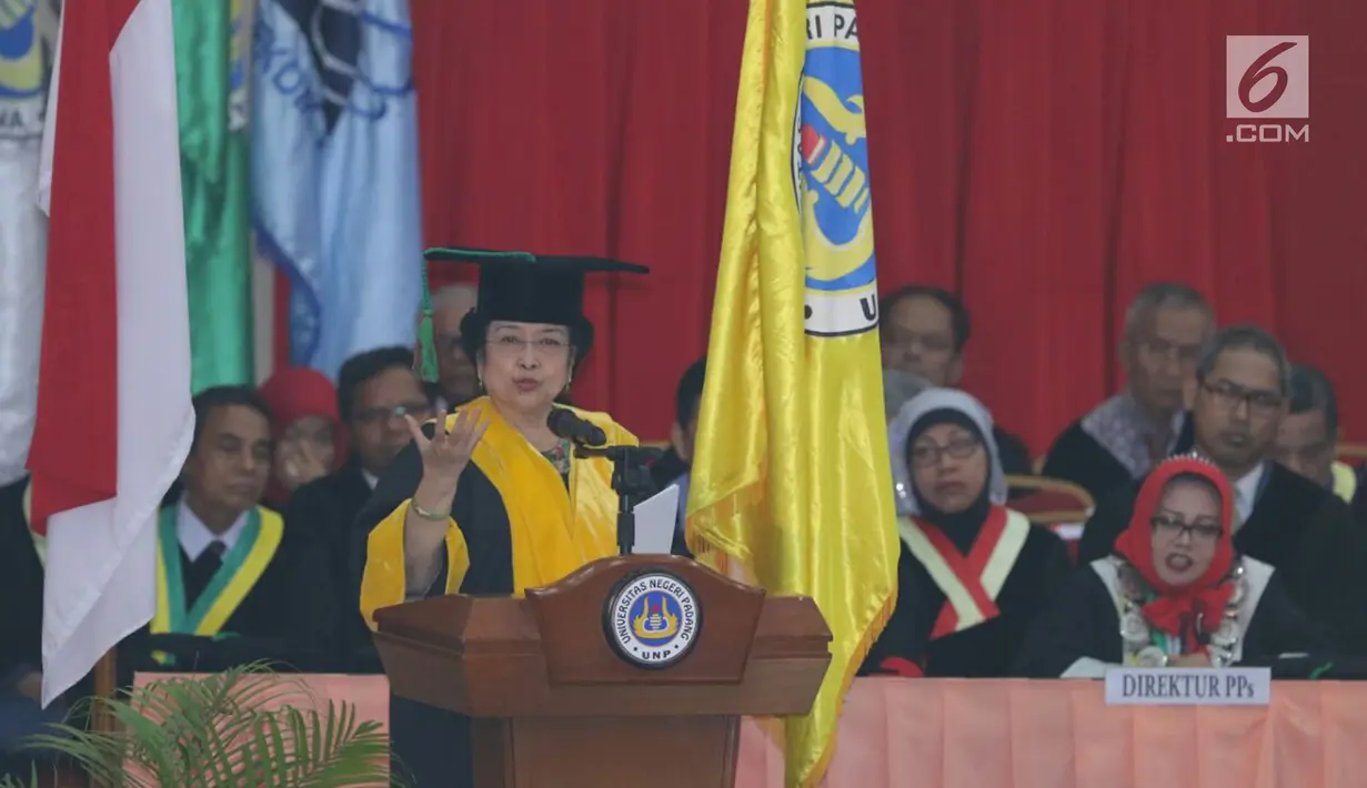 Presiden Kelima RI, Megawati Soekarnoputri menyampaikan pidatonya setelah menerima gelar Doctor Honoris Causa dari Universitas Negeri Padang (UNP), Rabu (27/9). Kali ini merupakan pemberian gelar kelima bagi Megawati. (Liputan6.com/Helmi Fithriansyah)