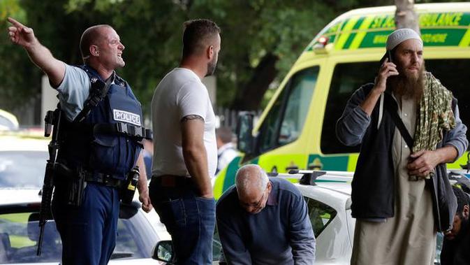 Polisi mengevakuasi orang-orang saat terjadi insiden penembakan di Masjid Al Noor, Christchurch, Selandia Baru, Jumat (15/3). Saat kejadian ada sekitar 300 orang yang tengah menjalankan ibadah salat Jumat. (AP Photo/Mark Baker)