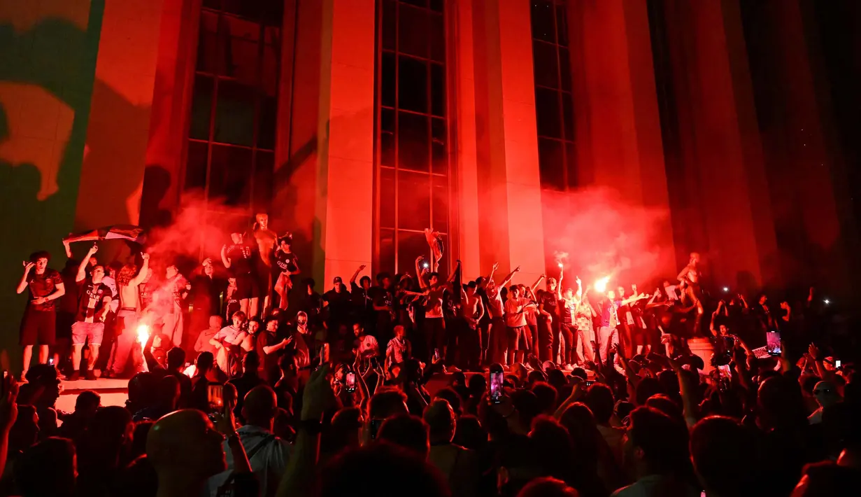 Kemenangan di final Liga Champions 2024/2025 membawa Les Parisiens mengangkat trofi paling bergengsi di kancah sepak bola antarklub Eropa untuk pertama kalinya dalam sejarah klub. (Hugo MATHY/AFP)