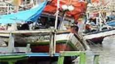 Akibat gelombang tinggi dan angin kencang, ratusan nelayan di perairan Labuan, Pandeglang, Banten tidak berani melaut. Untuk hidup sehari-hari, mereka terpaksa berutang atau menggadai barang.