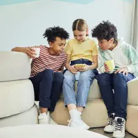 Ilustrasi anak-anak sedang bermain gadget (pexels.com/Vanessa Loring)