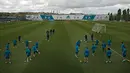 Para pemain Real Madrid berlatih selama sesi latihan di lapangan latihan Valdebebas di Madrid, (30/4). Madrid akan memainkan pertandingan sepak bola leg kedua semi final Liga Champions melawan Bayern Munich. (AP Photo/Francisco Seco)