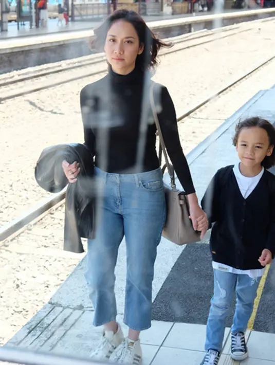 "Doakan saja ya, kalau aku sih mau (tambah anak). Tapi gimana dong, aku saja kerja terus," ungkap Bunga Citra Lestari. (Instagram/bclsinclair)