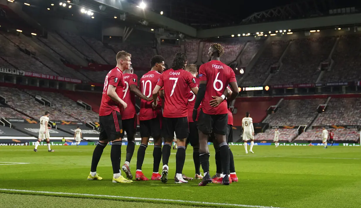 Pemain Manchester United Edinson Cavani merayakan bersama rekan setimnya usai mencetak gol ke gawang AS Roma pada leg pertama semifinal Liga Europa di Old Trafford, Manchester, Inggris, Kamis (29/4/2021). Manchester United menang 6-2. (AP Photo/Jon Super)
