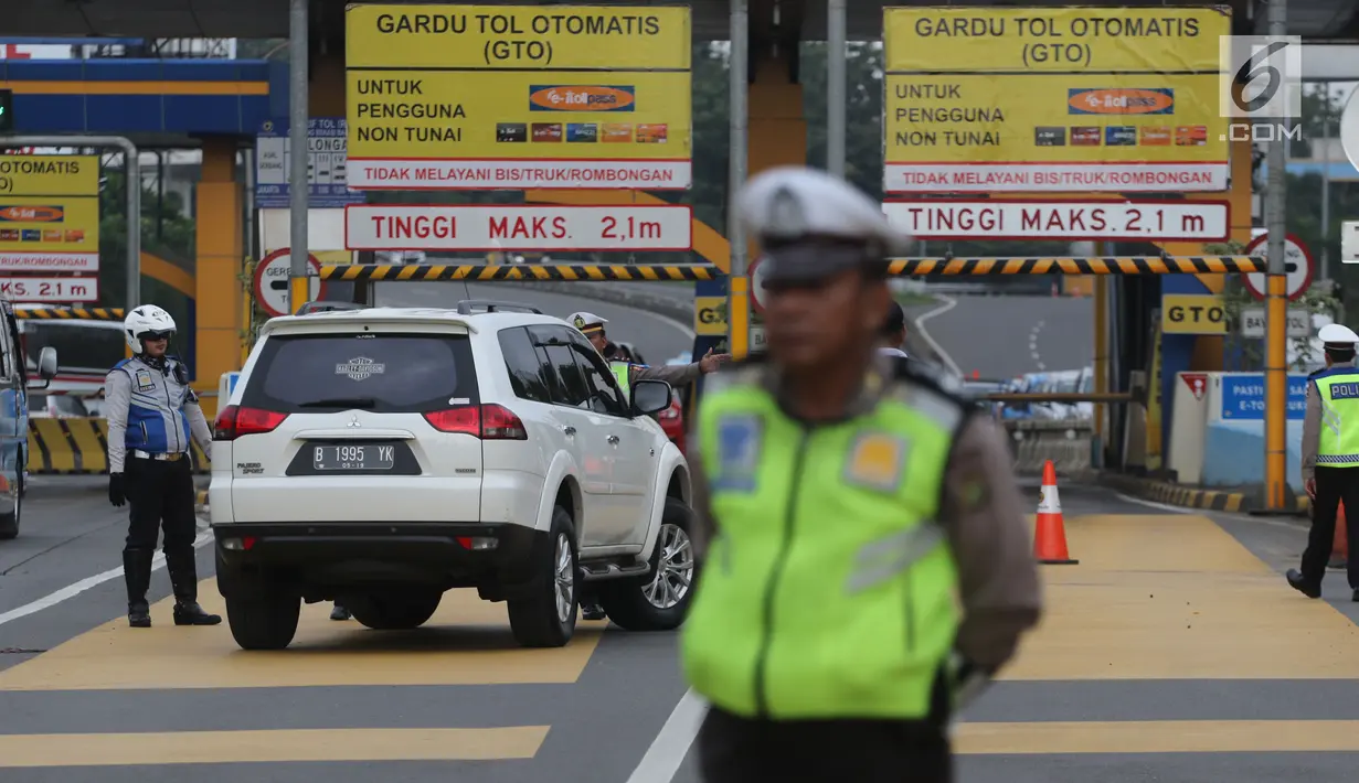 Polisi dan petugas Dishub berjaga di depan Gerbang Tol Bekasi Barat 1, Bekasi, Jawa Barat, Senin (12/3). (Liputan6.com/Arya Manggala)