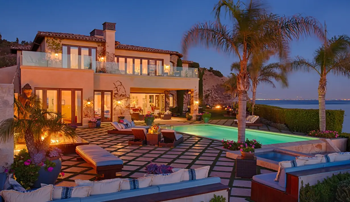 Tampak belakang rumah masa kecil Gigi Hadid yang sarat dengan nuansa Mediterania.(architecturaldigest.com)